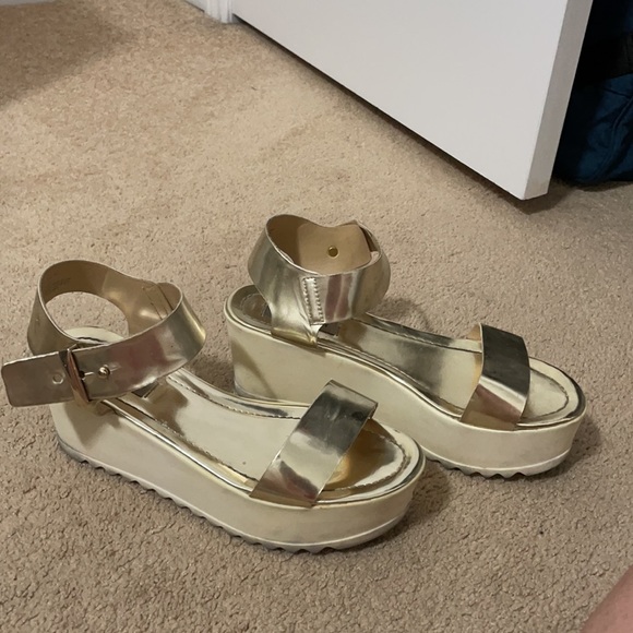 Steve Madden Gold Wedges - Picture 2 of 3